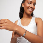 Pulsera de cuero ba&ntilde;ada en plata de ley con cristal azul celeste
